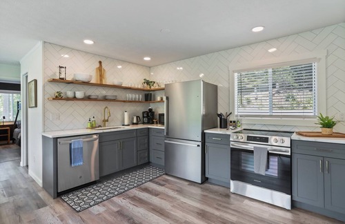 Broadway Cabin | Starstone Chalet - Hot Tub! Mountain Views!