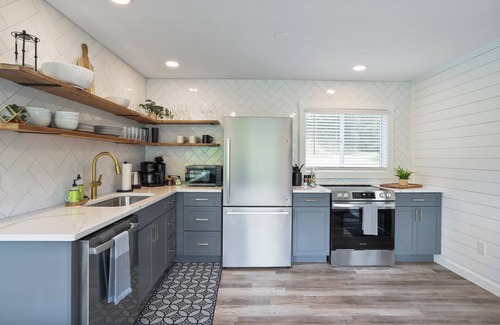 Broadway Cabin | Starstone Chalet - Hot Tub! Mountain Views!