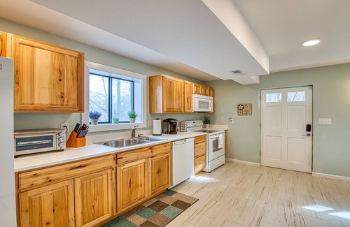 Lake Junaluska Apartment | Starstorm Mountain ApartmentnLakeview deck & hiking trail, near many activities.
