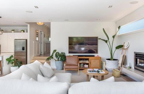Westmere House | State-Of-The-Art Executive Home - Aircon - Spa