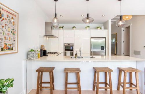 Westmere House | State-Of-The-Art Executive Home - Aircon - Spa