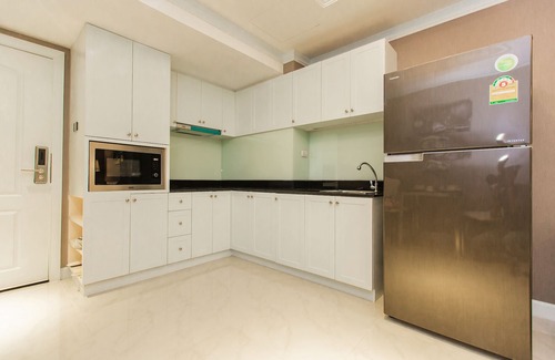 Bang Rak Condo | STATE TOWER SILOM BY HALOTH Luxury Economy room in Bangkok Thailand