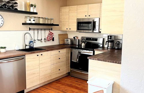 Victoria Beach House | STAY 2 NIGHTS GET 1 FREE -Cozy Victoria Beach Cottage ,Hot Tub,Deck and CC Ski