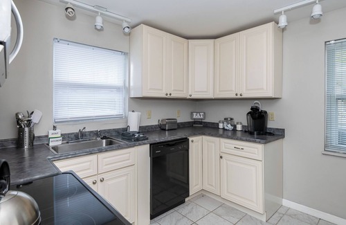 Kettering House | Stay active, rest easy in this updated 2BR near The Greene! Perfect for snowbirds seeking comfort, convenience, and peaceful living close to shops, dining & medical care. Your cozy home-away-from-home awaits.