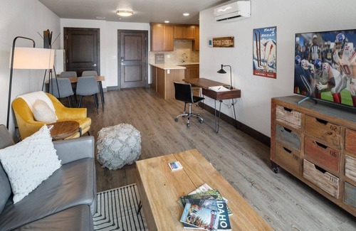 Sandpoint Condo | Stay and Play Downtown | Sandcreek Lofts Overlooks Marina