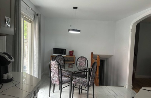 Richmond Hill House | Stay at a Greenery Neighborhood