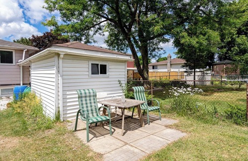 Richmond Hill House | Stay at a Greenery Neighborhood