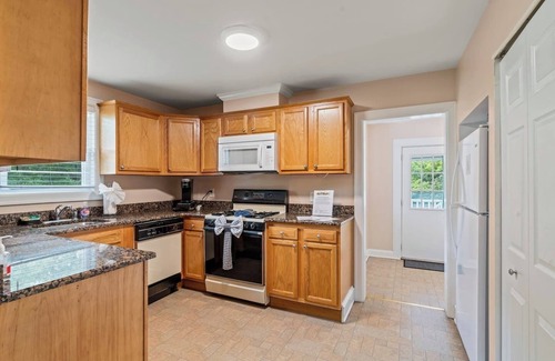 Wayne Apartment | # Stay At Our Tasteful, Private, & Elegant Abode #