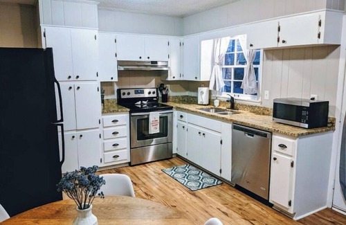 Madison House | Stay Awhile - King, Full, Twins in Quiet Neighborhood