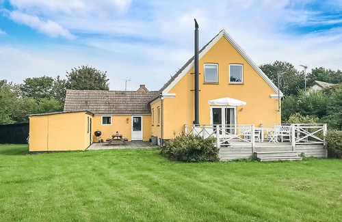 Østermarie House | Stay centrally in Østermarie, in this spacious and brightly furnished holiday home on two levels.