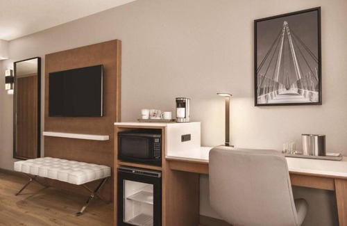 SeaTac House | Stay connected with free WiFi at our airport hotel in Seattle