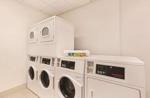 SeaTac House | Stay connected with free WiFi at our airport hotel in Seattle