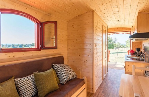 Vy-le-Ferroux Cottage | Stay in a caravan with pool and WiFi in Saône Valley