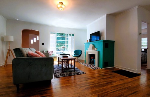 Garden District House | Stay in a Castle! Downtown! Best location! FREE Bikes & Kayak! 2024 Renovated!