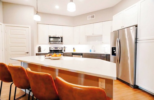 Tobin Hill Apartment | Stay in Luxury Just Steps Away From Fine Dining & Shopping, FREE Parking