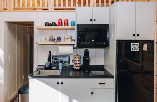 Campton Cabin | Stay in Style and Comfort at Moonshine Manor