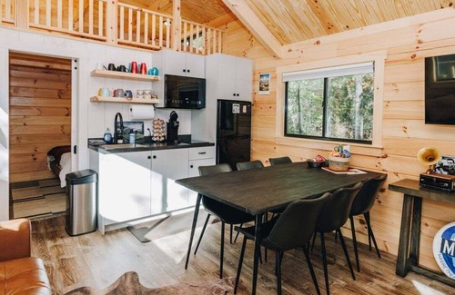 Campton Cabin | Stay in Style and Comfort at Moonshine Manor