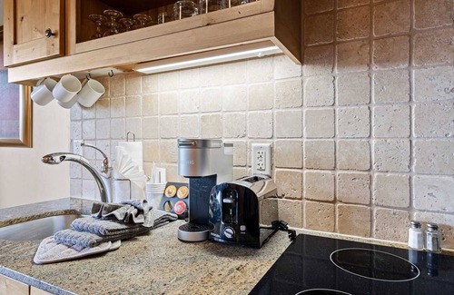 Kimball Junction Condo | Stay in Style | Fireplace + Washer/Dryer | Private Hot Tub + Great Views