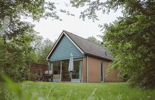 Nieuw Heeten House | Stay in the IJssel Plus bungalow for 2 persons at Vakantiepark de Sallandshoeve and enjoy comfort and nature in Overijssel.