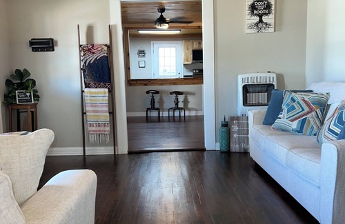 Campton House | “Stay Mellow” Couples Getaway in RRG Pet Friendly WiFi