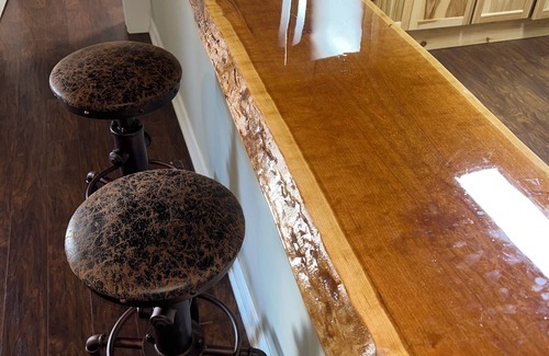 Campton House | “Stay Mellow” Couples Getaway in RRG Pet Friendly WiFi