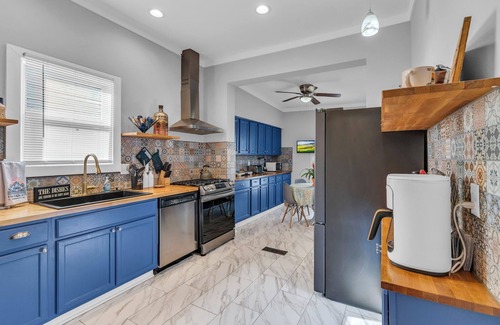 Pendleton Heights House | Stay Near It All - Stadiums, Downtown KC, Hospitals, Union Station, and more!