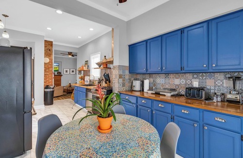 Pendleton Heights House | Stay Near It All - Stadiums, Downtown KC, Hospitals, Union Station, and more!