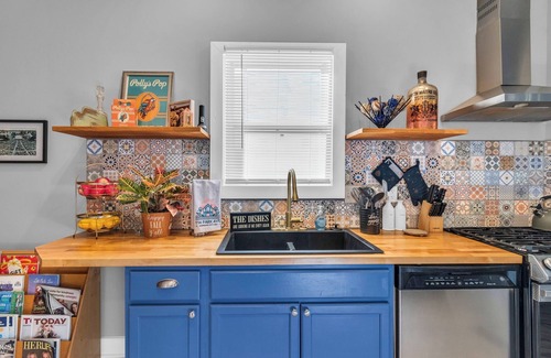 Pendleton Heights House | Stay Near It All - Stadiums, Downtown KC, Hospitals, Union Station, and more!