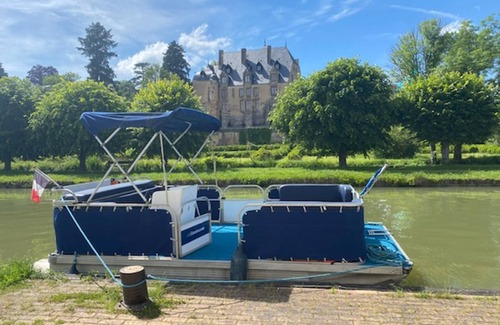 Chatillon en Bazois Boat Rental | Stay on an Espade Concept Fly Boat in Scenic Châtillon-en-Bazois!