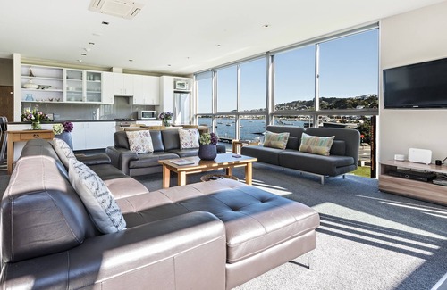 Wellington Apartment | Stay on the Bay - The Penthouse on Evans Bay - 3 bed top floor apartment