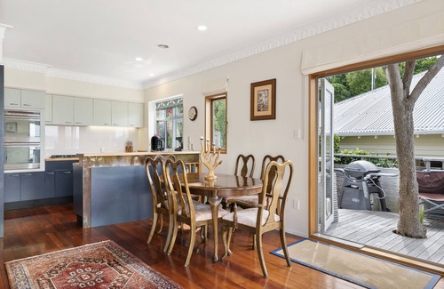 Miramar House | Stay over the Harbour - Beautiful Miramar Villa