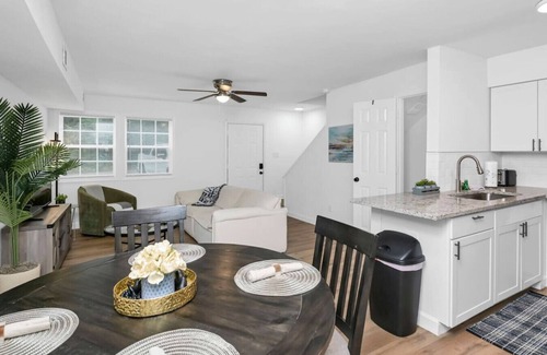 Columbia Apartment | Stay West Side | 2 BR | Minutes from Downtown