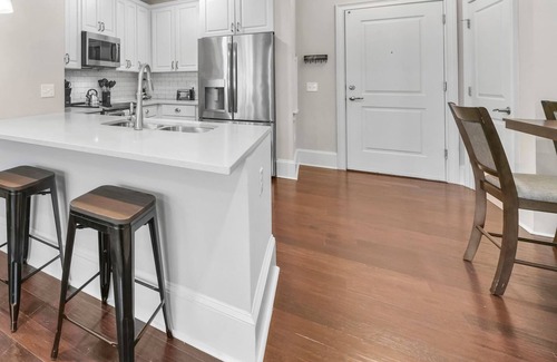 Myers Park Condo | StaysByWalker 2BR - 2 Miles To Uptown! KingBed/Gym