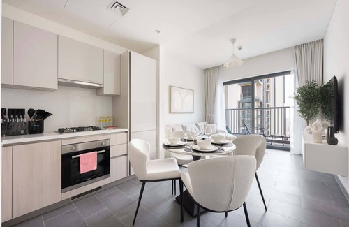 Nad Al Sheba Apartment | StayShort - Meydan Apartment Sleeps 5 in a Great Location!