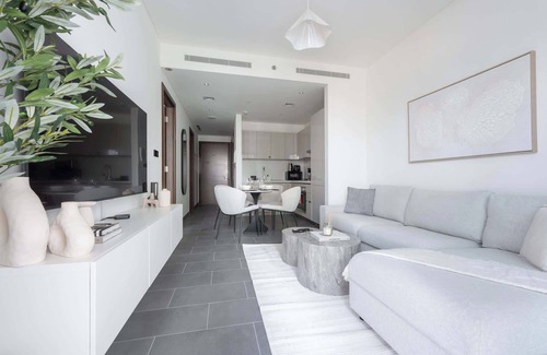 Nad Al Sheba Apartment | StayShort - Meydan Apartment Sleeps 5 in a Great Location!
