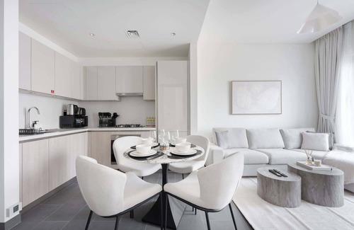 Nad Al Sheba Apartment | StayShort - Meydan Apartment Sleeps 5 in a Great Location!