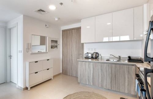 Dubai Apartment | StayShort - Stylish 1BR Near Town Square - Sleeps 4 Guests!