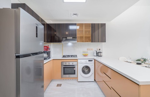 Dubai Apartment | StayShort - Vibrant Al Furjan Unit Sleeps 4 with Pool and Gym