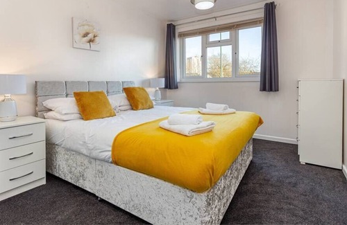 Walsall House | StayUK Homes, Spacious Cosy Family Home, Fast WiFi
