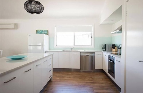 Waterhouse House | Stella Dais - Set off the main street, right in the heart of Robe