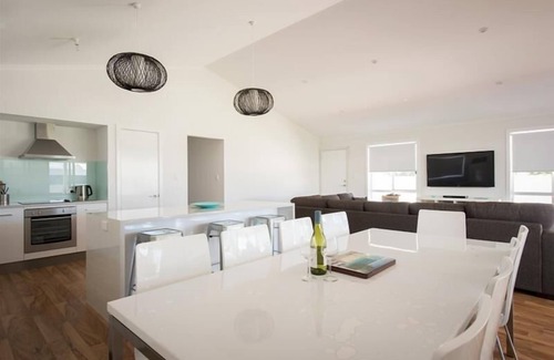 Waterhouse House | Stella Dais - Set off the main street, right in the heart of Robe