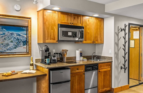 Crested Butte Condo | Stellar Location, Hot Tub, Heated Pool, Steam Room/Gym!