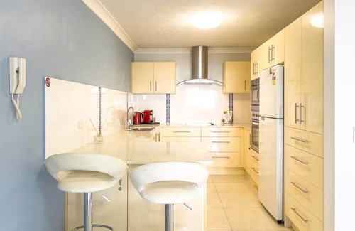 Bilinga Apartment | Step out to the Beach