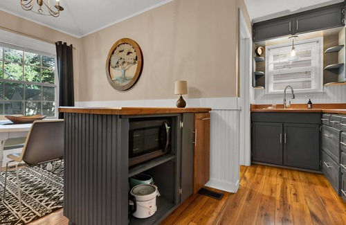 Topeka House | Steps from Washburn! Pet Friendly - Free Parking