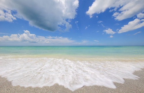 Siesta Key Condo | Steps to 2025 #1 rated Beach in USA Spacious2+2Condo,pool,garageTranquil Setting