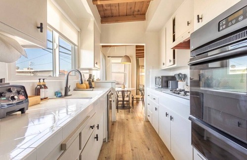 El Porto Apartment | Steps to Beach Manhattan Beach 2 Bedroom Parking