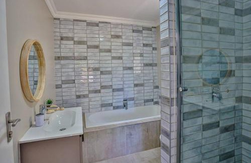 Shaka's Rock Apartment | Steps to beach, walk to eateries, loadshed free