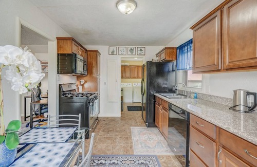 Central Colorado Springs House | Steps to Downtown Eateries & Bars - With Fire Pit!