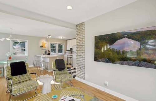 St. Anthony West House | Steps to downtown/close to the River/comfy beds