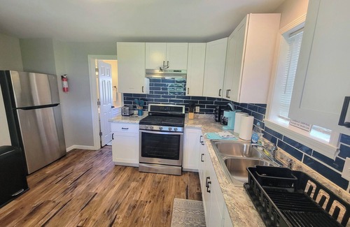 Ottawa House | Steps to downtown, Pet friendly, by Starved Rock!